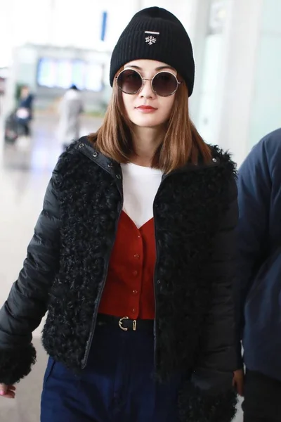 Китай Charlene Choi Fashion Outfit Beijing Airport — стокове фото