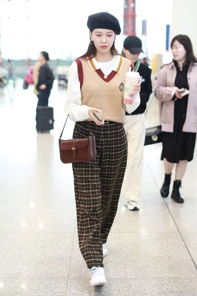 China Song Yanfei Fashion Outfit Beijing Airport — Stockfoto