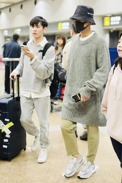 Kína Aaron Yan Fashion Outfit Beijing Airport — Stock Fotó