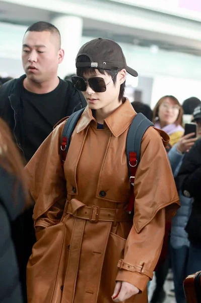 CHINA CHRIS LEE FASHION OUTFIT MENJADI AIRPORT — Stok Foto