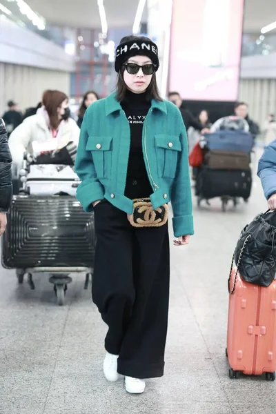 Κίνα Victoria Song Fashion Outfit Πεκίνο Αεροδρόμιο — Φωτογραφία Αρχείου