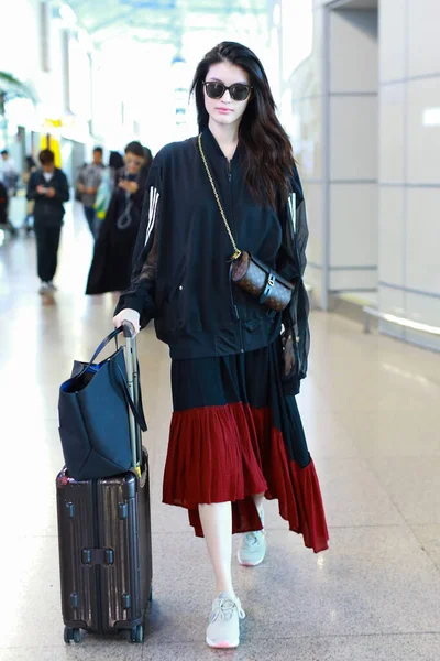 Çin Ünlüleri He Sui Moda Kıyafeti Şangay Havaalanı — Stok fotoğraf