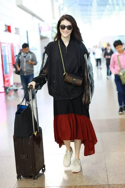 China Berühmtheit er sui Mode-Outfit Shanghai Flughafen — Stockfoto