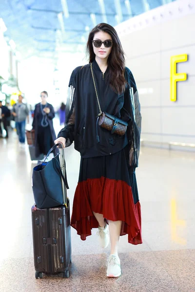 Κίνα Celebrity He Sui Fashion Outfit Shanghai Airport — Φωτογραφία Αρχείου
