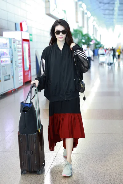 Çin Ünlüleri He Sui Moda Kıyafeti Şangay Havaalanı — Stok fotoğraf