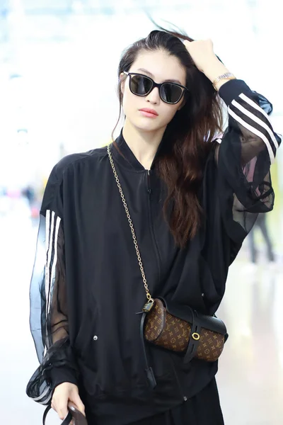 Китайская знаменитость He Sui Fashion Outfit Shanghai Airport — стоковое фото