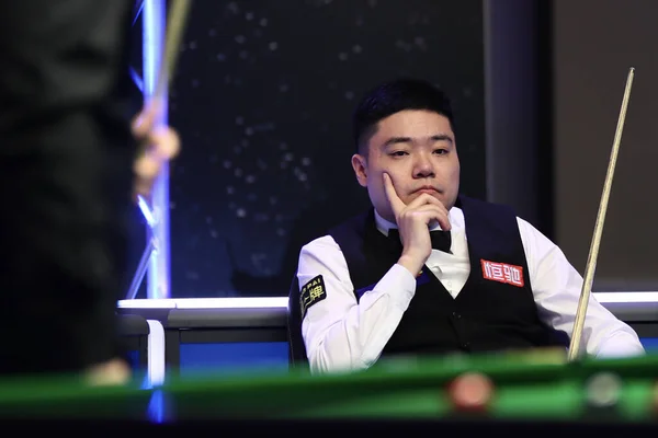 Ding Junhui China Considera Tiro Para Stephen Maguire Escócia Primeira — Fotografia de Stock