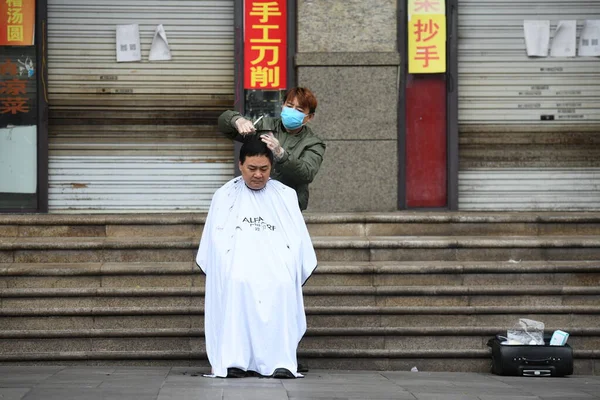 Barbeiro Faz Corte Cabelo Para Uma Pessoa Rua Distrito Yubei — Fotografia de Stock