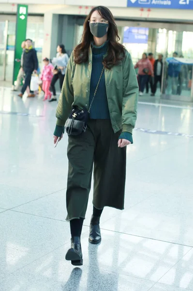 中国前女排选手许若琪于2020年3月10日在北京着陆后抵达北京机场 — 图库照片