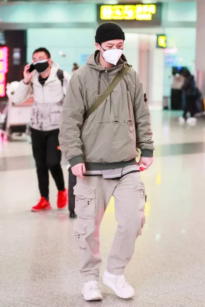 배우인 웨이는 2020 베이징을 출발하기 베이징 공항에 — 스톡 사진