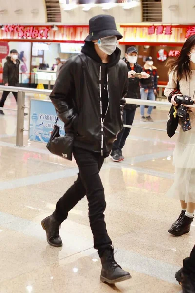 中国の歌手 ダンサー ラッパー ソングライターの蔡Xukunは 北京に出発する前に北京空港に到着します 2月2020 — ストック写真