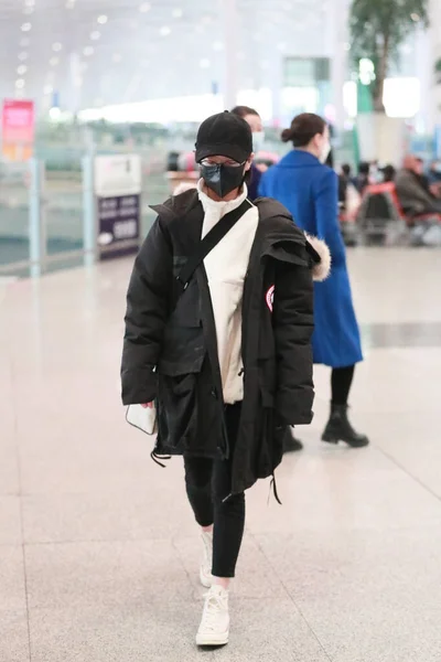 Kinesiska Skådespelerskan Gengxi Anländer Till Pekings Flygplats Före Avgång Peking — Stockfoto