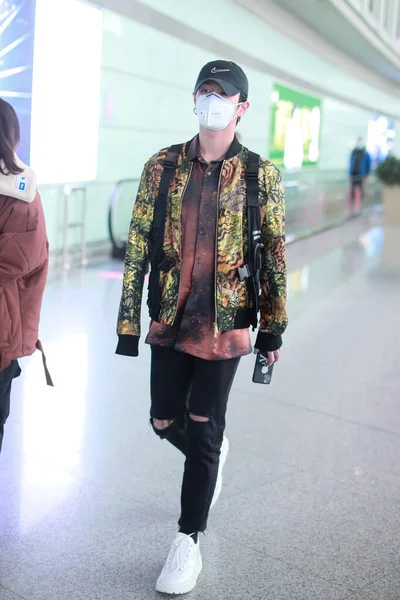 中国の歌手で俳優の李文南は 北京に出発する前に北京空港に到着します 3月2020 — ストック写真