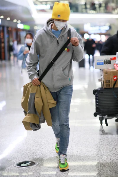 Chen Youwei Unine Kínai Fiúbandából Pekingi Repülőtérre Érkezik Indulás Előtt — Stock Fotó