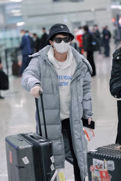 2020年3月11日 中国の歌手チャーリー チョウ シェンが上海空港に到着 — ストック写真