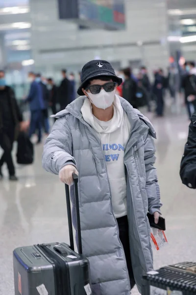 中国歌手周慎于2020年3月11日在上海着陆后抵达上海机场 — 图库照片