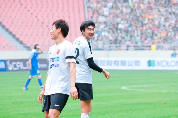 2013年6月23日 在中国上海举行的亚洲梦之杯开赛期间 韩国杂耍节目 跑步者李光洙 的成员 — 图库照片