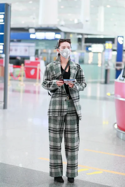 中国の女優張玉西は北京に出発する前に北京空港に到着します 3月2020 — ストック写真