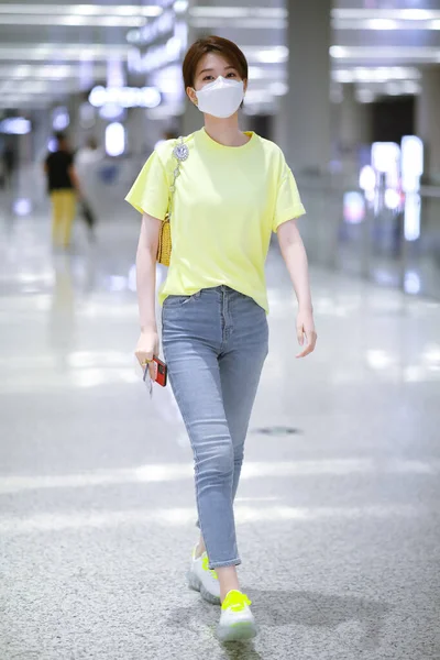 Kinesiska Skådespelerskan Qiao Xin Anländer Till Shanghai Flygplats Före Avgång — Stockfoto