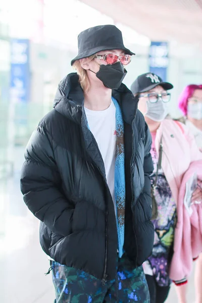 Cantor Dançarino Rapper Chinês Huang Minghao Chega Aeroporto Pequim Antes — Fotografia de Stock