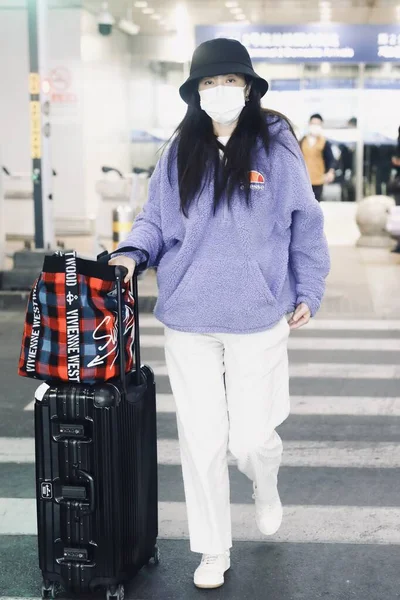 中国人女優の曽李は2020年3月25日に北京に着陸した後 北京空港に到着します — ストック写真