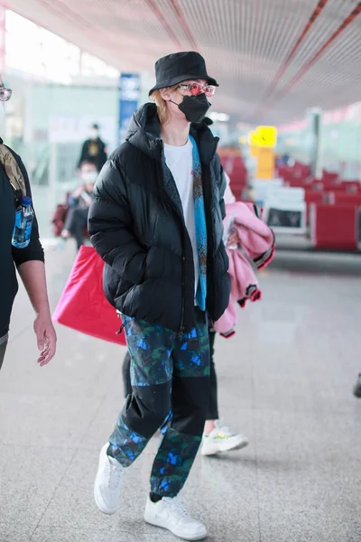 Китайська Співачка Танцівниця Репер Хуанг Мінгао Прибуває Аеропорт Пекіна Відправлення — стокове фото