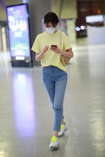 Den Kinesiske Skuespillerinnen Qiao Xin Ankommer Shanghai Lufthavn Før Avreise – stockfoto