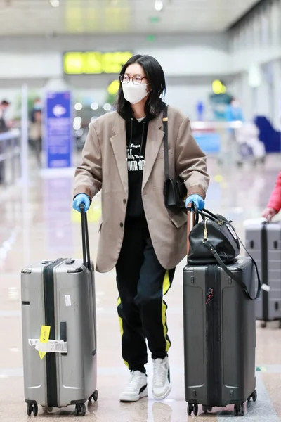 中国模特儿刘温在2020年3月27日离开北京前抵达北京机场 — 图库照片