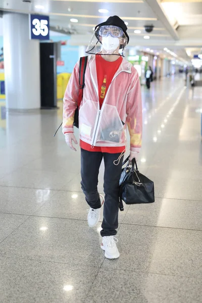 中国演员吴磊或李奥 吴在2020年3月27日离开北京前抵达北京机场 — 图库照片