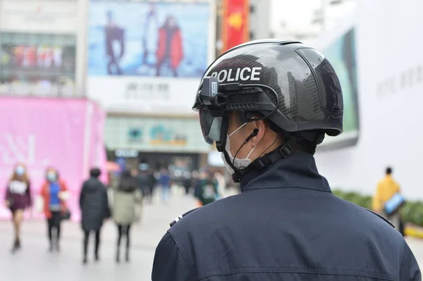 Guardia Seguridad Camina Con Casco Inteligente Que Puede Detectar Temperatura — Foto de Stock