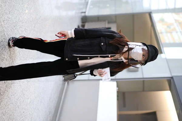中国の女優張孟またはアリーナ張北京空港に到着北京に出発する前に 3月2020 — ストック写真