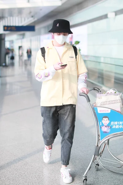 Κινέζος Τραγουδιστής Και Ηθοποιός Zhang Yuan Έφτασε Ένα Από Αεροδρόμια — Φωτογραφία Αρχείου