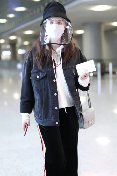 中国女演员张梦或张爱玲在2020年3月30日离开北京前抵达北京机场 — 图库照片