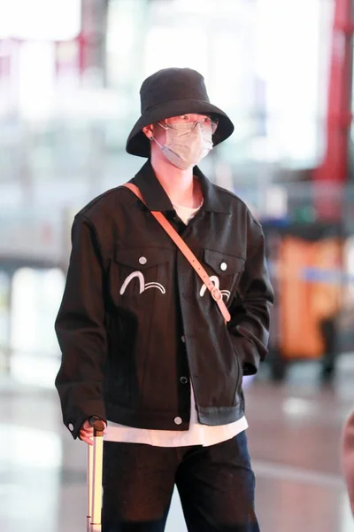 2020年3月27日 中国流行歌手兼作曲家王静音抵达北京机场 然后离开北京 — 图库照片