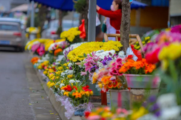 꽃으로 꽃다발들은 남서부 쓰촨성 청두에 묘지에 — 스톡 사진
