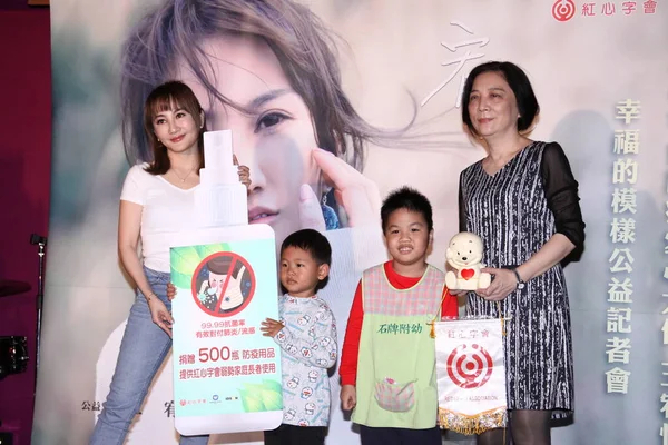 Тайваньская Певица Бизнесвумен Ван Слева Двое Сыновей Посещают Благотворительную Акцию — стоковое фото