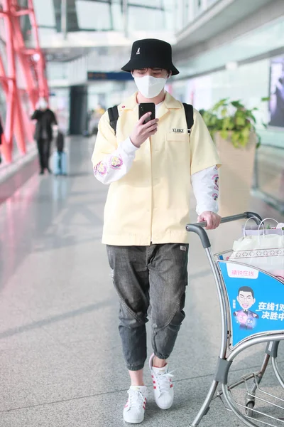 中国の歌手で俳優の張元は2020年3月31日に北京の空港の一つに到着しました — ストック写真