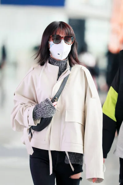 中国女演员张宇熙在2020年3月30日离开北京前抵达北京机场 — 图库照片