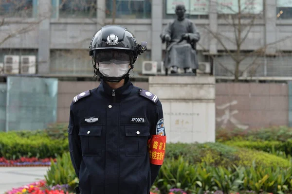 Una Guardia Sicurezza Cammina Con Casco Intelligente Grado Rilevare Temperatura — Foto Stock