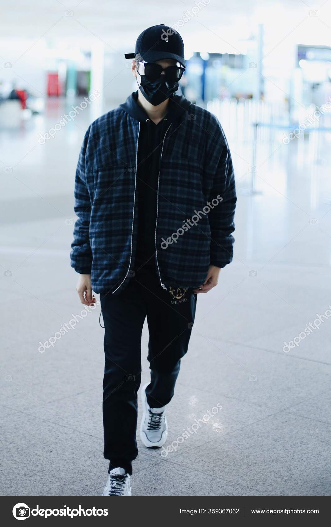 Chinese Actor Singer Chen Xuedong Cheney Chen Arrives Beijing Airport