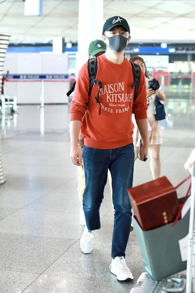 Chiński Aktor Huang Xuan Przybywa Lotnisko Pekinie Przed Odlotem Pekinie — Zdjęcie stockowe