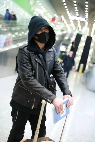 Китайский Актер Певец Тан Цзяньси Прибывает Аэропорт Пекина После Приземления — стоковое фото