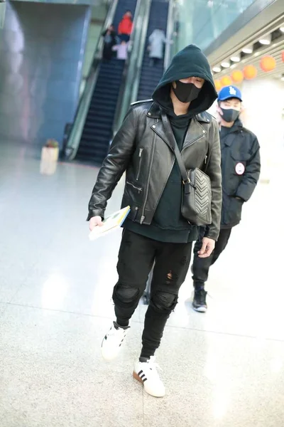 中国演员 歌手谭建熙于2020年3月8日抵达北京机场 — 图库照片