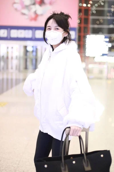 中国女演员张兰欣在2020年3月10日离开北京前抵达北京机场 — 图库照片