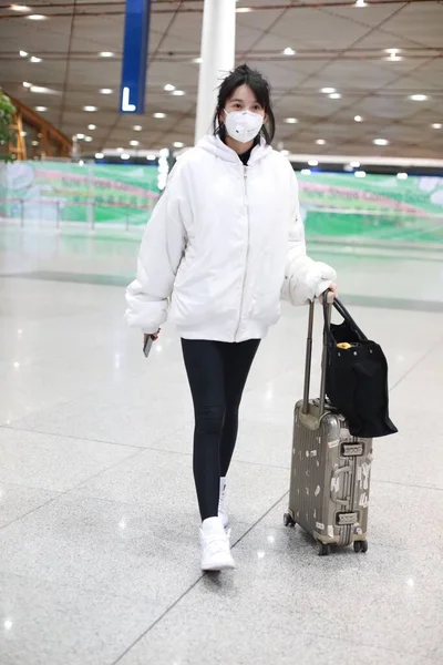 中国の女優張Lanxinは北京に出発する前に北京空港に到着します 3月2020 — ストック写真