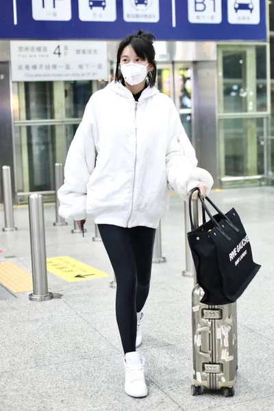 Chińska Aktorka Zhang Lanxin Przybywa Lotnisko Pekinie Przed Wylotem Chin — Zdjęcie stockowe