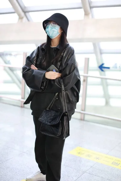 澳大利亚出生的中国女演员 舞蹈家宋艳飞或塞西莉亚 博伊2020年3月8日在中国北京着陆后抵达北京机场 — 图库照片