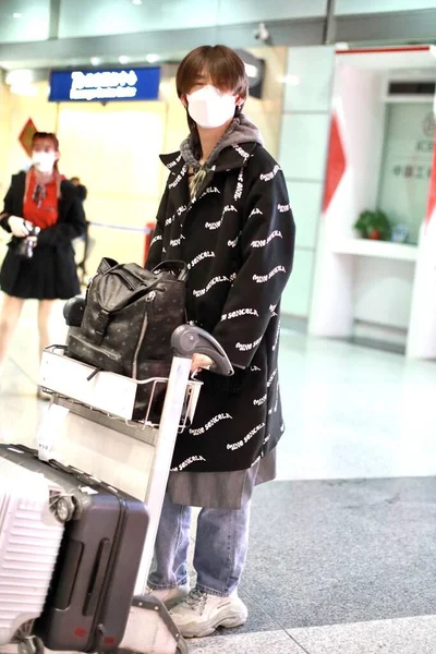 中国歌手胡文轩2020年2月29日抵达北京机场 — 图库照片
