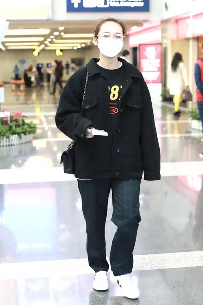 Actrice Chinoise Zhang Jianing Présente Aéroport Shanghai Avant Son Départ — Photo