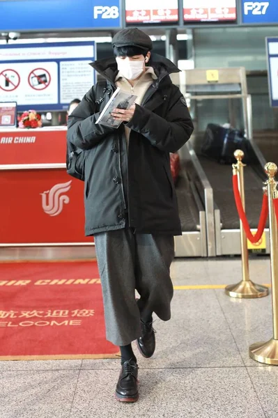 Κινέζος Ηθοποιός Και Τραγουδιστής Tong Zhuo Φτάνει Ένα Αεροδρόμιο Του — Φωτογραφία Αρχείου